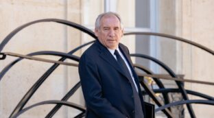 El primer ministro de Francia declarará ante la comisión que investiga los abusos en un colegio