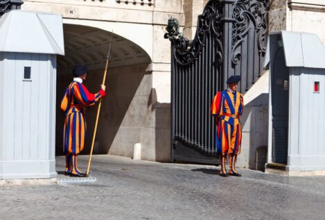 Guardia Suiza del Vaticano:por qué solo ellos protegen al Papa y los estrictos requisitos para entrar