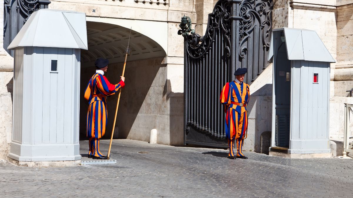 Guardia Suiza del Vaticano:por qué solo ellos protegen al Papa y los estrictos requisitos para entrar