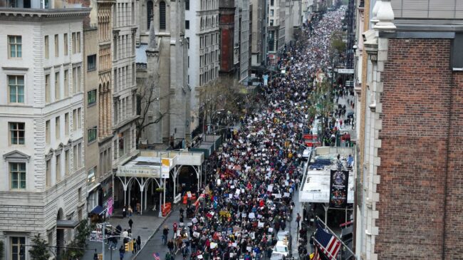Miles de manifestantes protestan contra Trump en 1.400 ciudades de EEUU