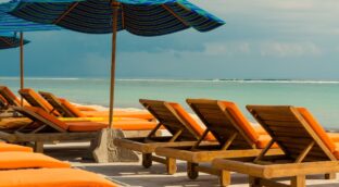 Ningún hotel te puede impedir el acceso al mar: no hay playas privadas en España