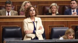 Montero afronta una ofensiva por sus palabras de la presunción de inocencia y los aranceles