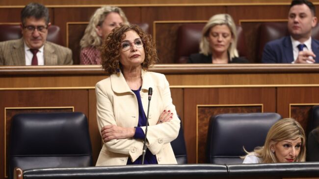 Montero afronta una ofensiva por sus palabras de la presunción de inocencia y los aranceles