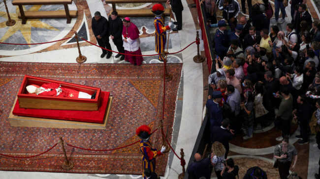 Última hora de la muerte del Papa, en directo | Largas colas para despedir a Francisco en la basílica de San Pedro