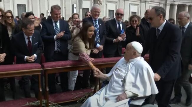El Papa reaparece en la plaza de San Pedro al final de la misa del Domingo de Ramos