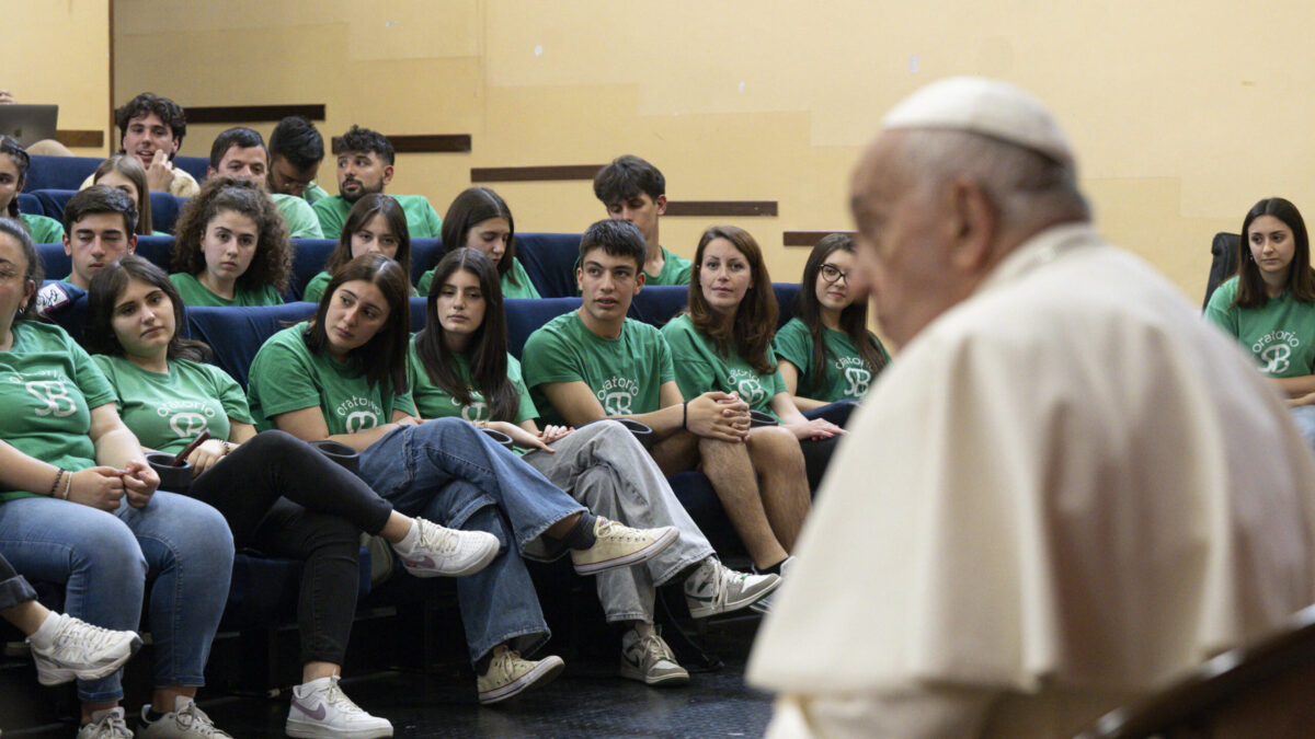 Así manejaba Francisco su Instagram: escribía a su equipo las respuestas en «un papelito»