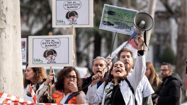 Médicos de toda España protestan contra Mónica García: «Somos médicos, no esclavos»