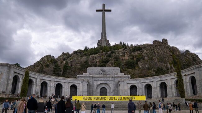 La organización juvenil Revuelta protesta en Cuelgamuros contra la «resignificación»