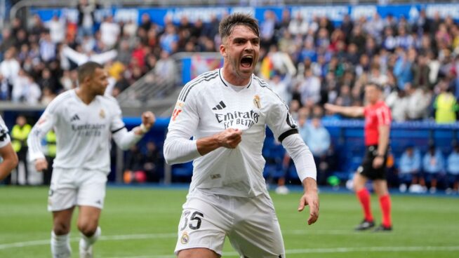 El Real Madrid se empeña en no tirar LaLiga y gana al Alavés pese a la expulsión de Mbappé
