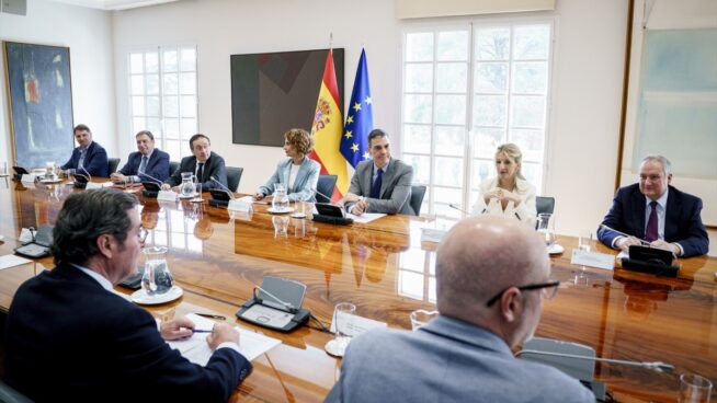 Sánchez traslada a sindicatos y patronales los posibles planes frente a los aranceles de Trump