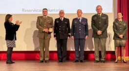 Estupor en Defensa porque Robles prescinde de los reservistas el mismo día que los premia