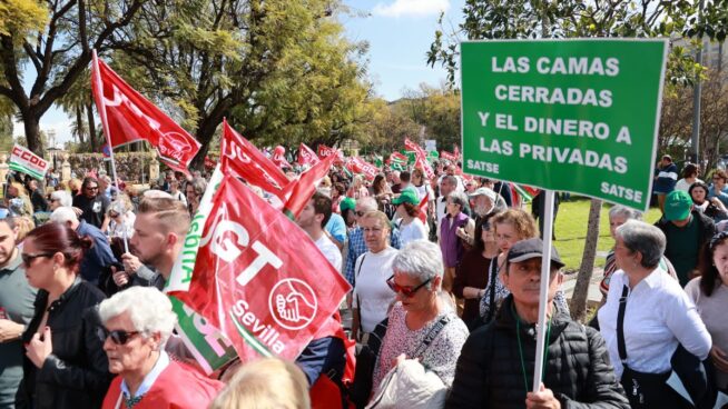 La manifestación por la sanidad pública reúne en Sevilla a miles de personas y líderes políticos
