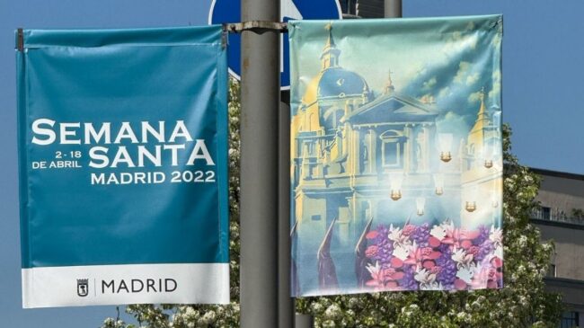 El Ayuntamiento de Madrid cuelga banderolas de la Semana Santa de 2022 por error