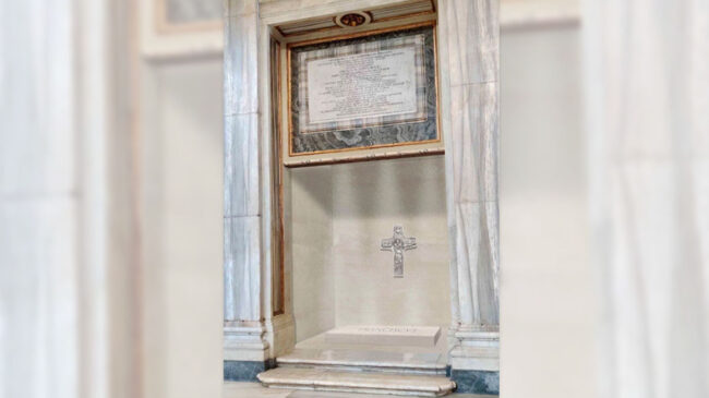 La última hora sobre la muerte del Papa, en directo | Miles de fieles visitan la capilla ardiente en la basílica de San Pedro