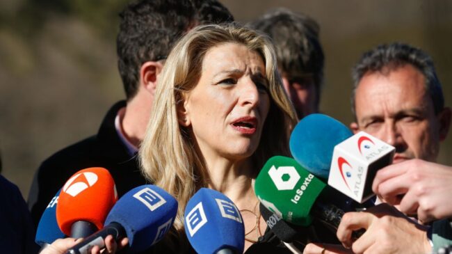 Yolanda Díaz exige al Emérito explicaciones por su situación fiscal tras demandar a Revilla