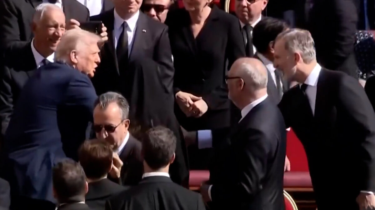 Así ha sido el saludo entre Donald Trump y Felipe VI