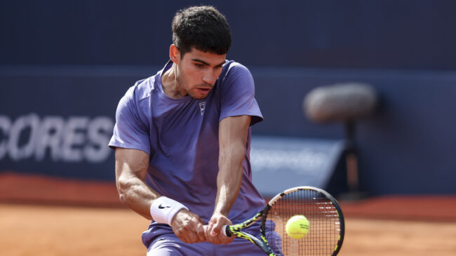 Alcaraz se clasifica para la final del Conde de Godó tras anular en dos 'sets' al francés Fils