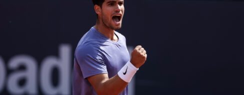 Carlos Alcaraz vence a Alex de Miñaur y pasa a semifinales del Godó
