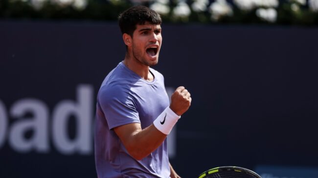 Carlos Alcaraz vence a Alex de Miñaur y pasa a semifinales del Godó