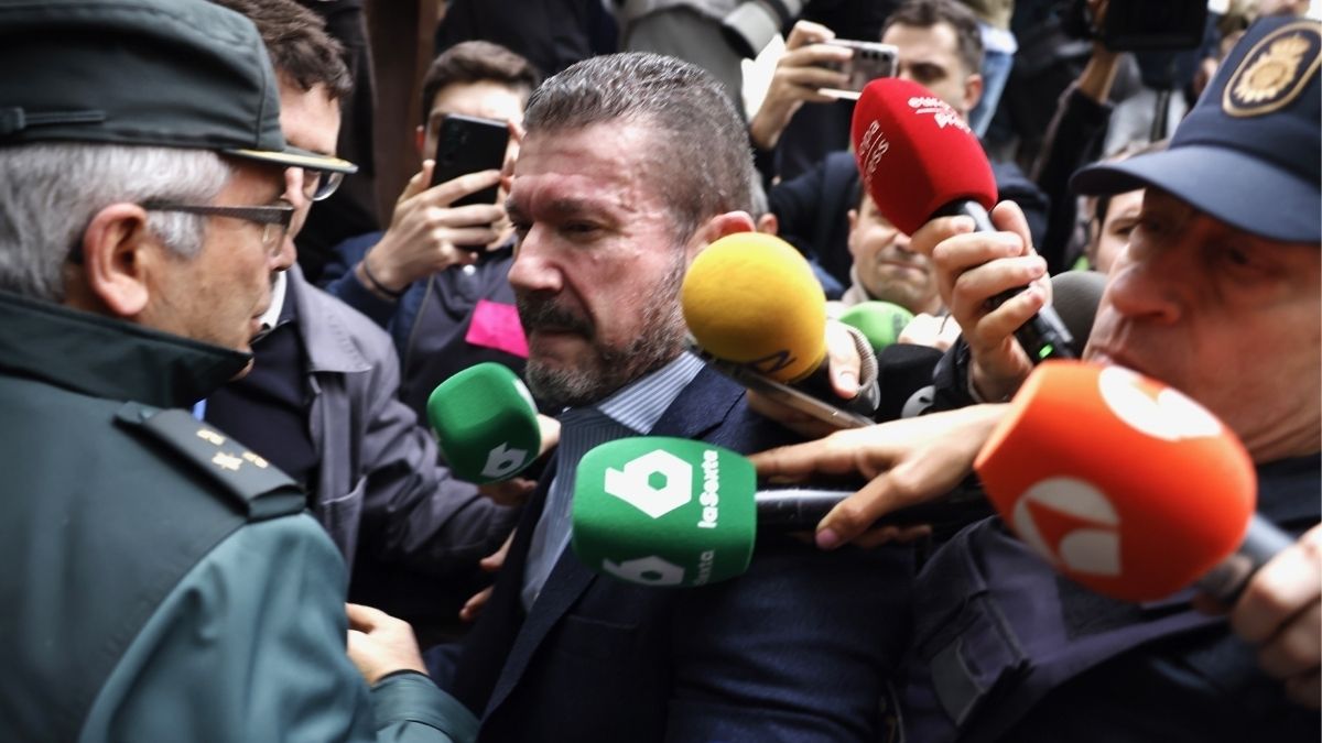 El exnúmero dos de Emergencias valenciano, recibido en el juzgado con sonidos del ES Alert