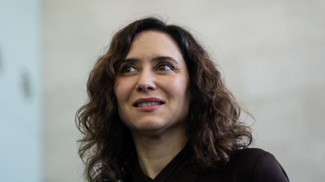 Ayuso ampliaría su mayoría absoluta y el PSOE superaría a Más Madrid, según una encuesta
