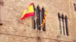 Puigdemont echa en cara a Illa que cuelgue la bandera española del Palau de la Generalitat