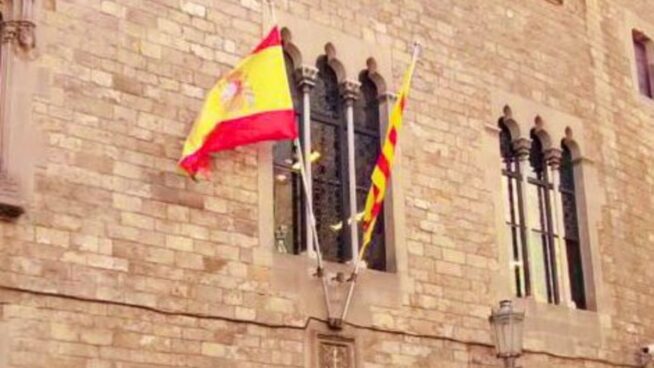 Puigdemont echa en cara a Illa que cuelgue la bandera española del Palau de la Generalitat
