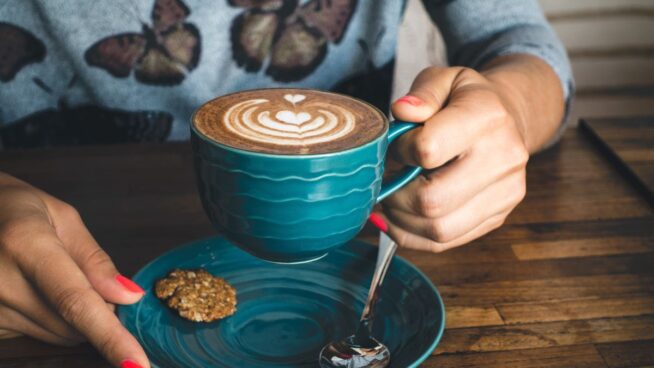 Aurelio Rojas, cardiólogo: «Beber café solo por la mañana prolonga la esperanza de vida»