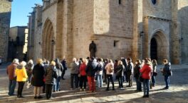 Los españoles volverán a batir un récord de gasto turístico en 2025, pero viajarán menos