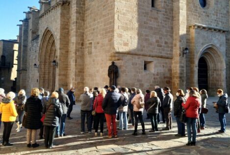 Los españoles volverán a batir un récord de gasto turístico en 2025, pero viajarán menos