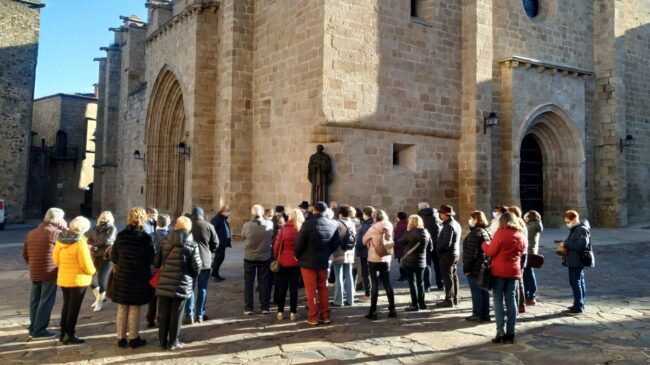 Los españoles volverán a batir un récord de gasto turístico en 2025, pero viajarán menos