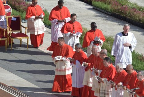 Los cardenales reunidos aprecian el «gesto» de Becciu de no participar en el Cónclave