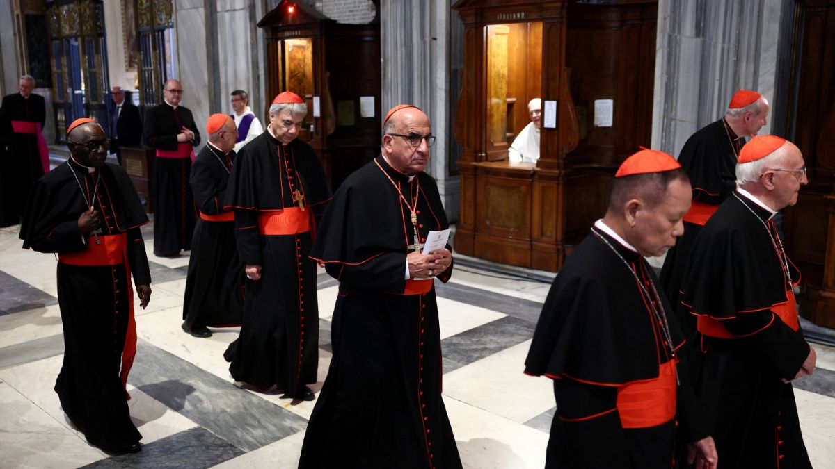 La Capilla Sixtina cierra y los cardenales se reúnen para preparar el cónclave