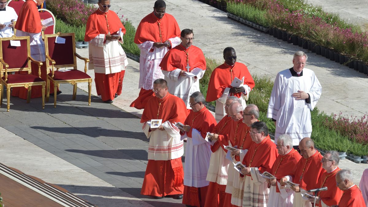 Los cardenales reunidos aprecian el «gesto» de Becciu de no participar en el Cónclave