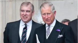 El príncipe Andrés de Inglaterra renuncia a sus títulos por sus vínculos con Epstein