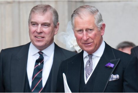 El príncipe Andrés de Inglaterra renuncia a sus títulos por sus vínculos con Epstein