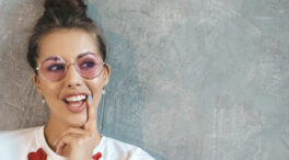 Maquillaje con gafas: los productos y tonos más adecuados para contrarrestar sus efectos