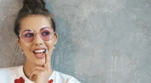 Maquillaje con gafas: los productos y tonos más adecuados para contrarrestar sus efectos