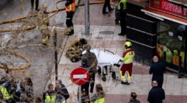 Dos bomberos muertos tras accidentarse un coche eléctrico en un parking de Alcorcón