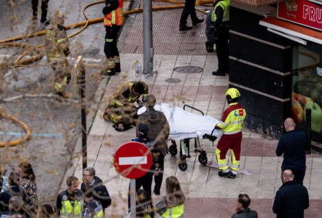 Dos bomberos muertos tras accidentarse un coche eléctrico en un parking de Alcorcón