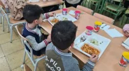El Gobierno prohíbe servir bebidas azucaradas y bollería en los comedores escolares por ley