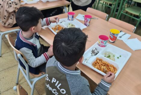 El Gobierno prohíbe servir bebidas azucaradas y bollería en los comedores escolares por ley