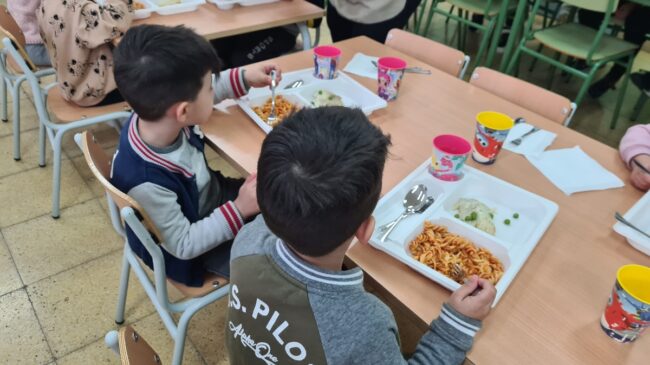 El Gobierno prohíbe servir bebidas azucaradas y bollería en los comedores escolares por ley