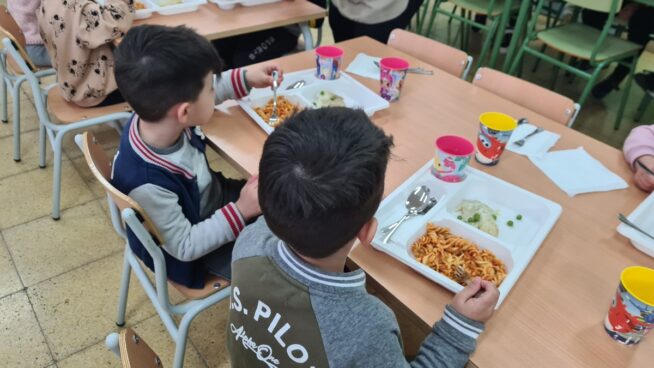 El Gobierno prohíbe servir bebidas azucaradas y bollería en los comedores escolares por ley