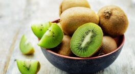 Comer un kiwi tras la cena aumenta un 50% las posibilidades de dormir rápido