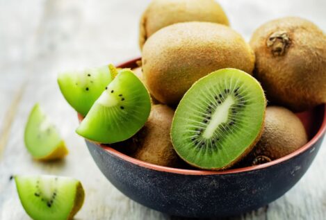 Comer un kiwi tras la cena aumenta un 50% las posibilidades de dormir rápido