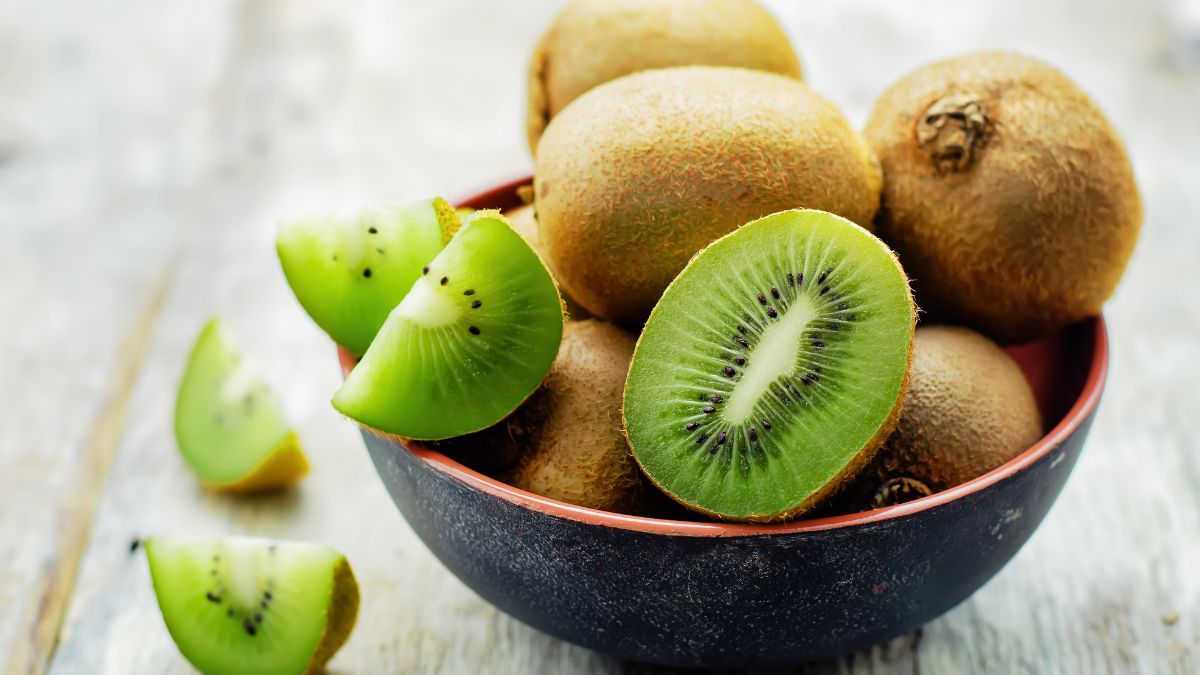Comer un kiwi tras la cena aumenta un 50% las posibilidades de dormir rápido