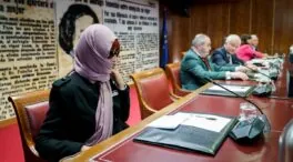 El presidente de la comisión Koldo del Senado comprueba la identidad de Patricia Úriz