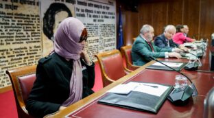 El presidente de la comisión Koldo del Senado comprueba la identidad de Patricia Úriz