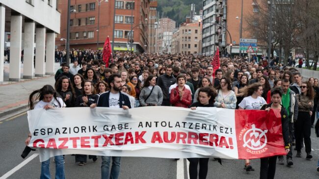 Cientos de manifestantes protestan por el desalojo de un centro juvenil okupado en Bilbao